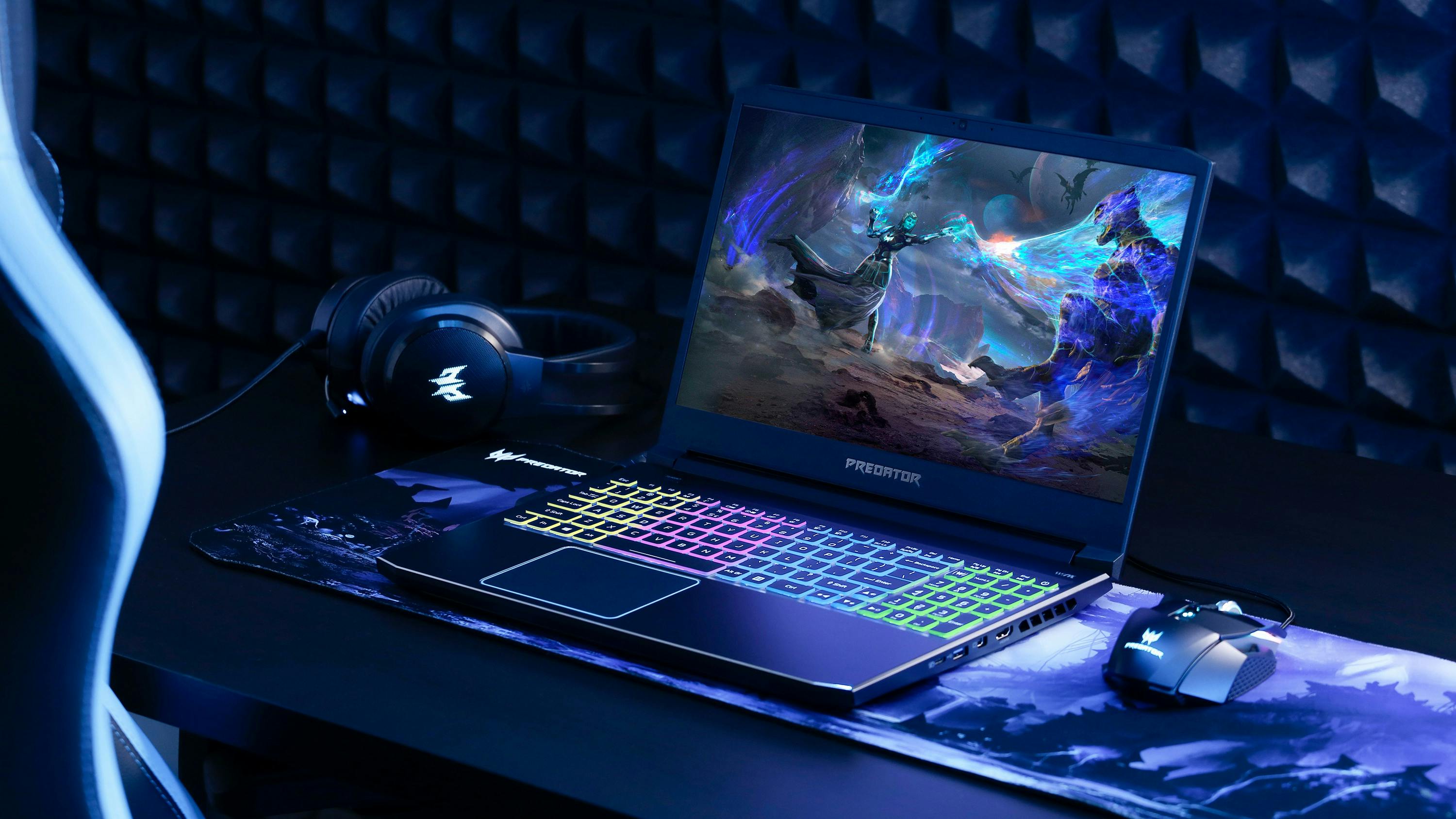 Productfoto van een Acer Predator Helios 300-laptop, compleet met rgb-verlichting en bijbehorende game-accessoires.