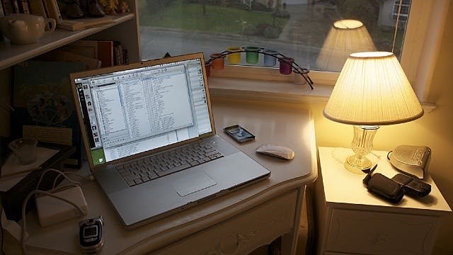 Foto’s van thuiswerken, een verplichting voor social media-verslaafden maar hier geldt meer dan ooit: bezint eer ge begint.