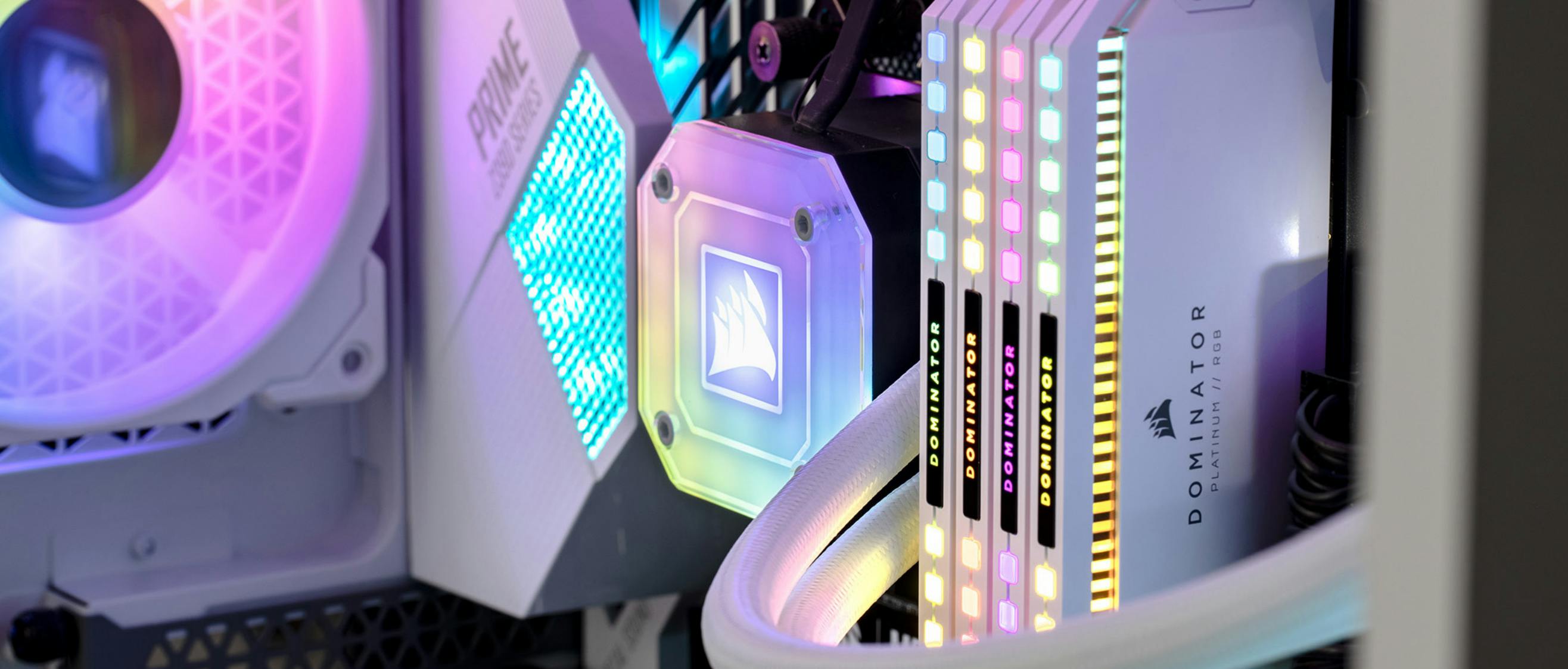 Interne foto van desktop-hardware, met daarop (deels) zichtbaar een Corsair AIO-waterkoeler, vier werkgeheugen-modules, een casefan en een ASUS Prime moederbord.