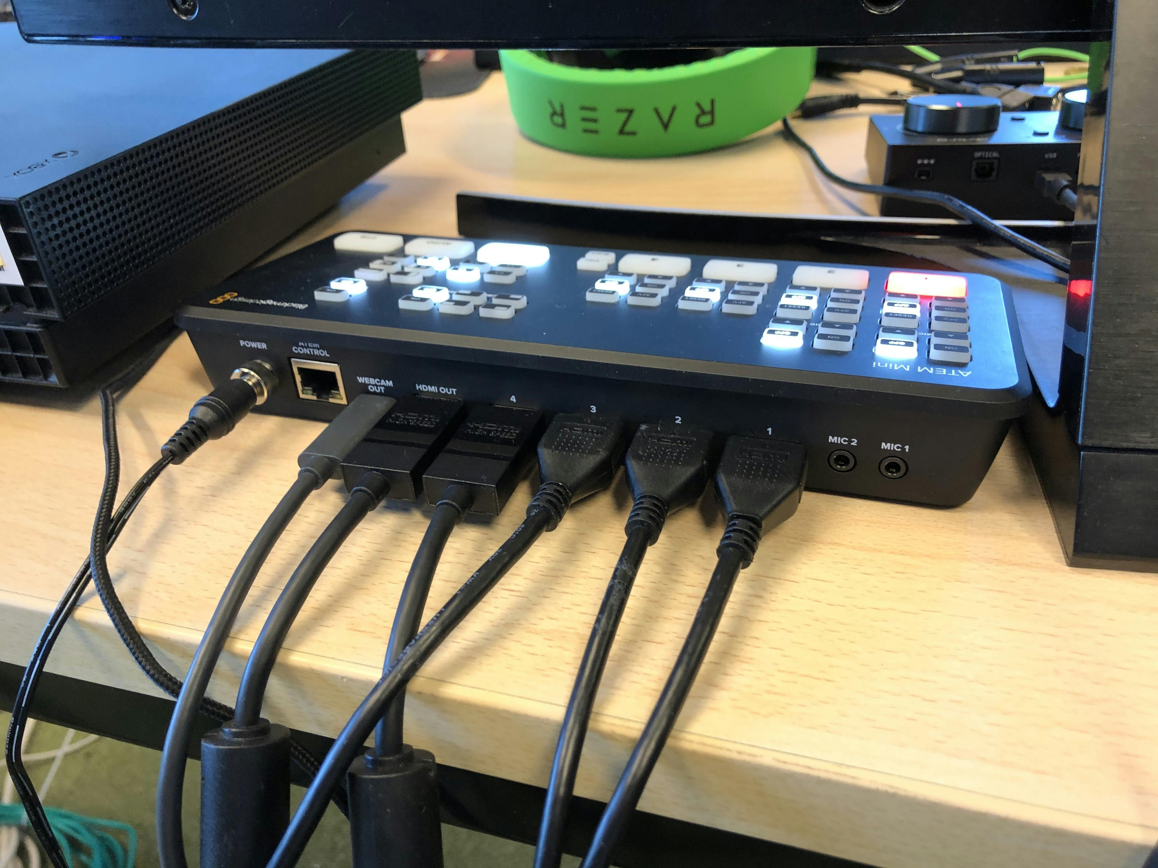 Je kunt vier HDMI-bronnen aansluiten.