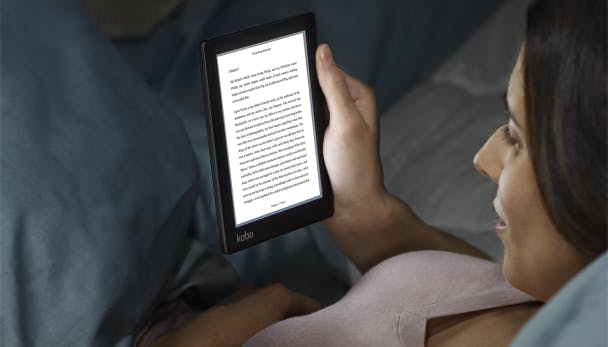 Vrouw leest boek op e-reader