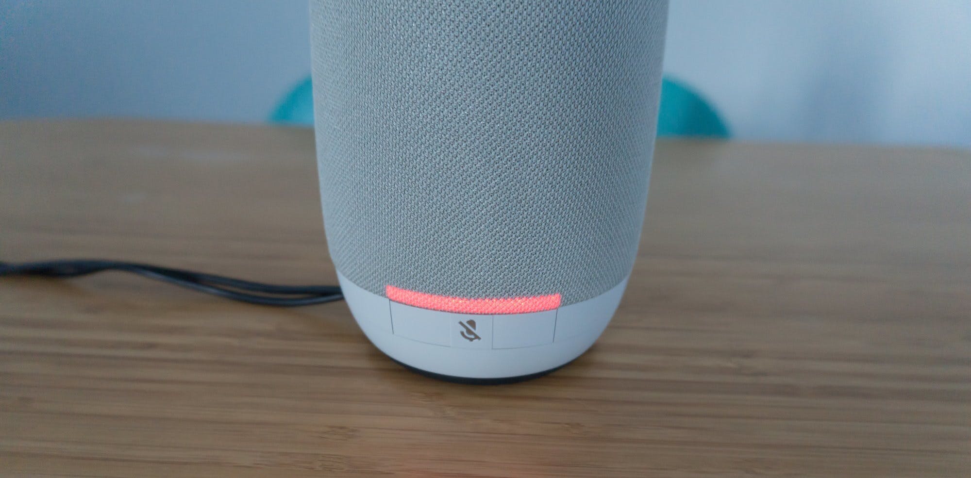 Je kunt het geluid muten met de volumebediening (aan twee kanten).