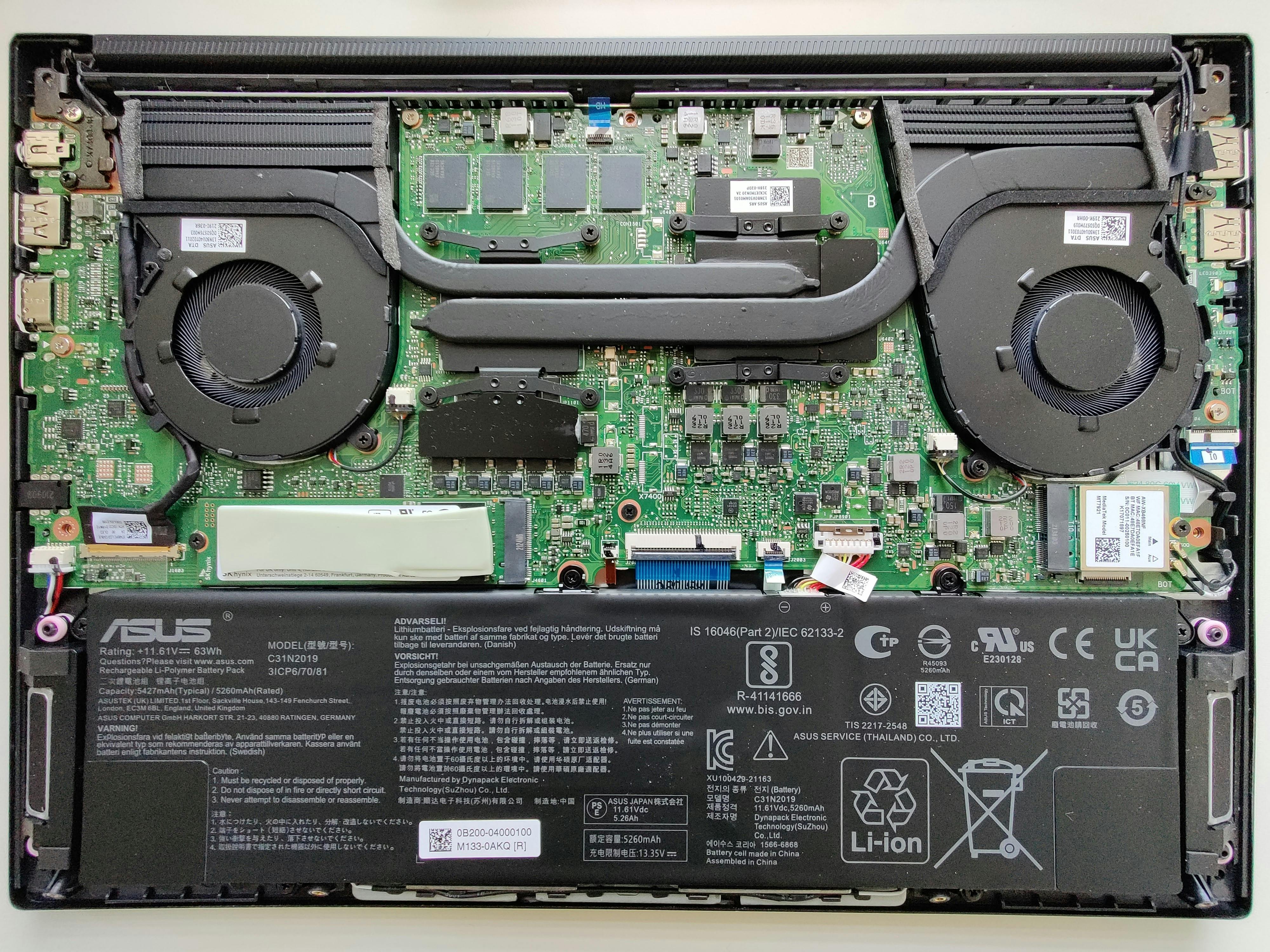 De koeling gebruikt twee ventilatoren en de ssd is verwisselbaar.