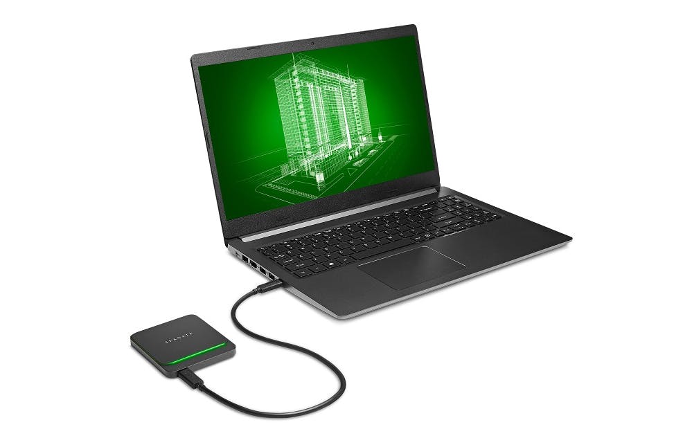 Sluit de Seagate BarraCuda Fast SSD via een usb-c-poort op een laptop aan.