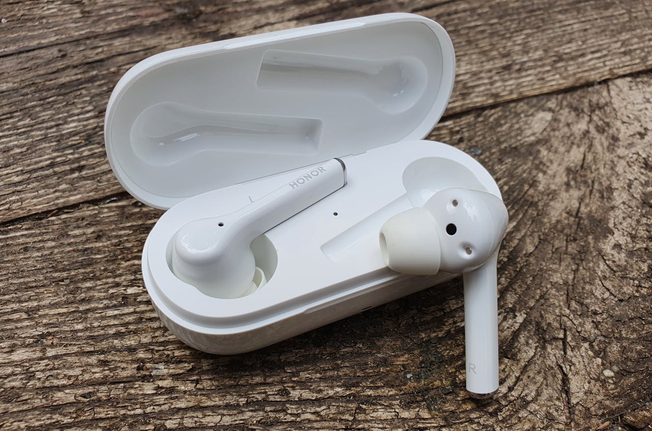 Het oplaaddoosje van de Honor Magic Earbuds kunnen de dopjes zo'n vijf keer volledig opladen.