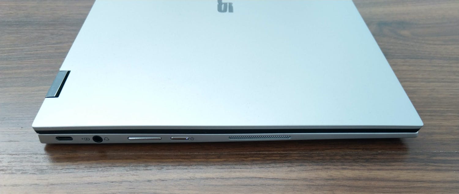 De Flip C436 heeft twee usb-c-poorten en een 3,5mm-headsetaansluiting.