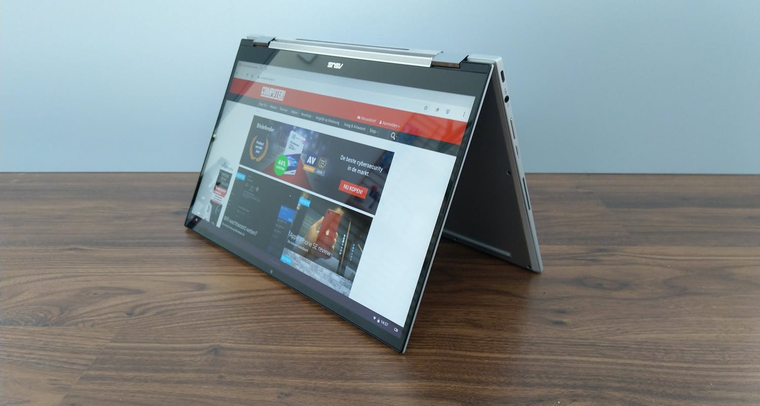 De Flip C436 heeft een omklapbaar scherm en kun je bijvoorbeeld neerzetten als een tentje.