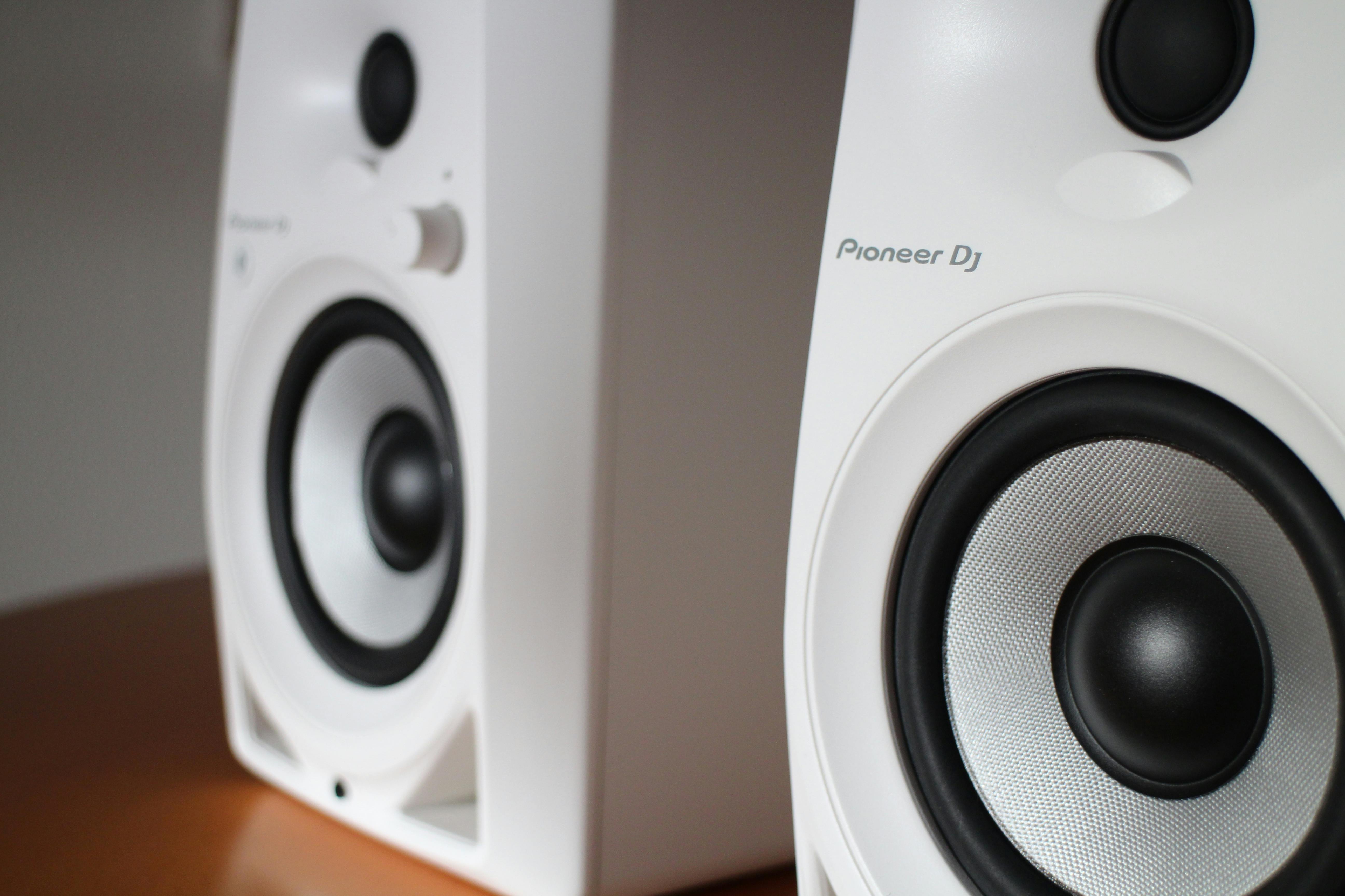 Pioneer DJ DM-40BT-W - Energiek en modern