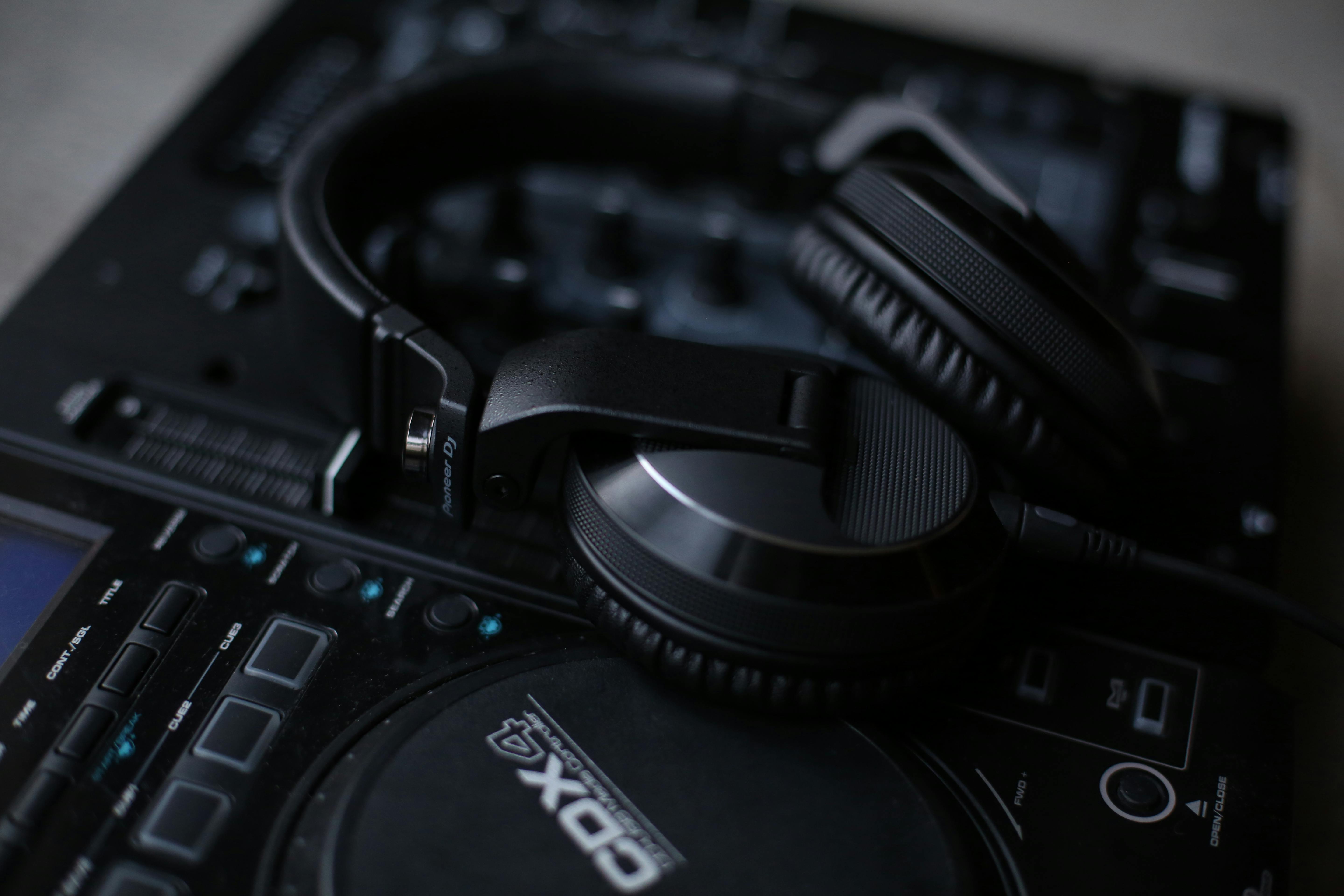 Pioneer DJ HDJ-X7 - Handig in de club, maar niet daarbuiten
