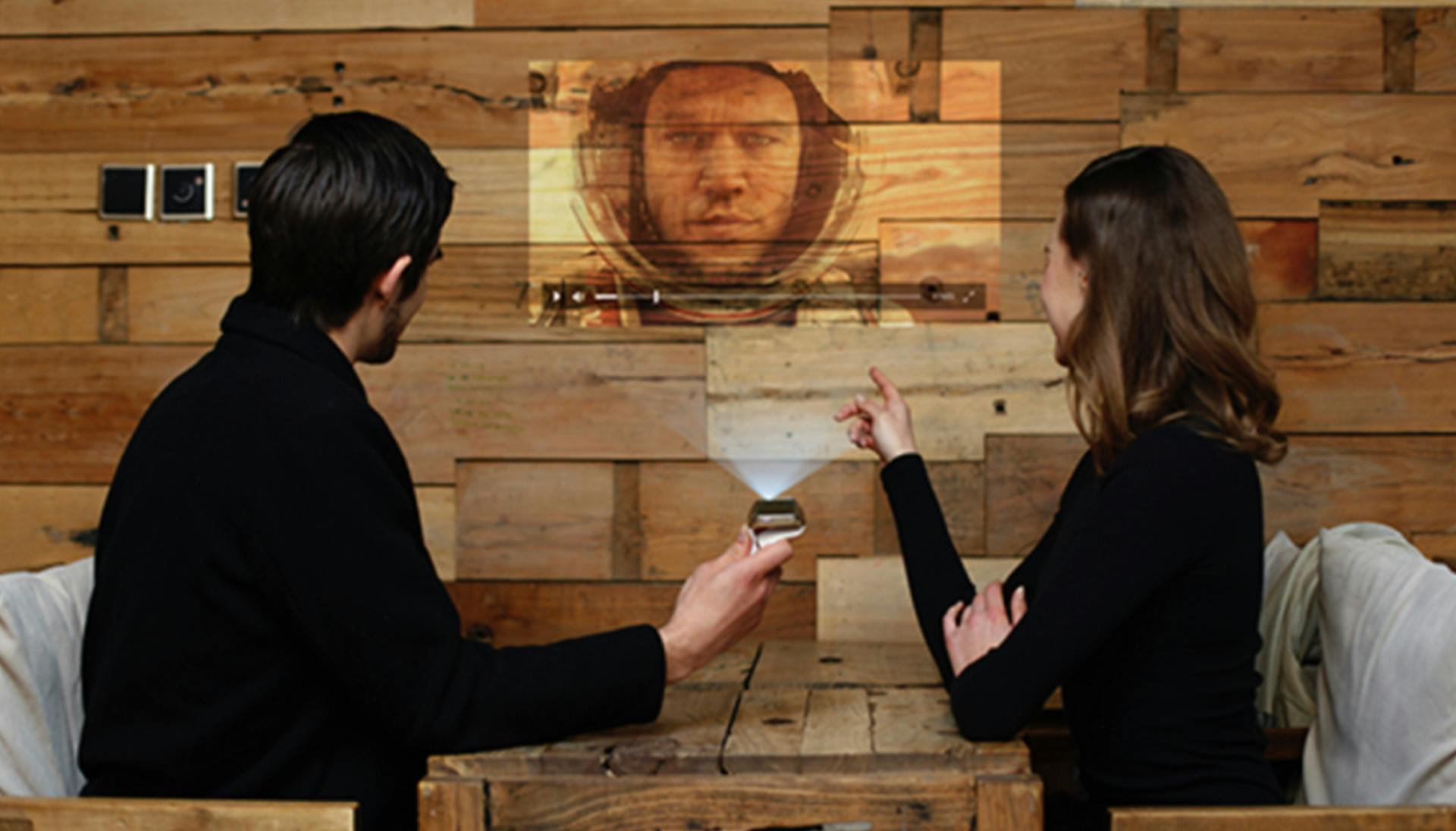 Daar is ie dan: de smartwatch met ingebouwde beamer