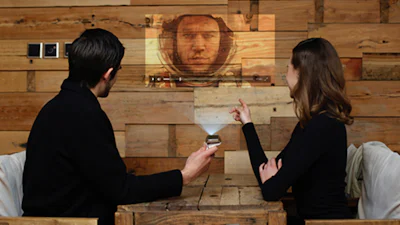 Daar is ie dan: de smartwatch met ingebouwde beamer