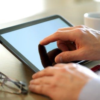Meer jongeren én 65 plussers hebben tablet