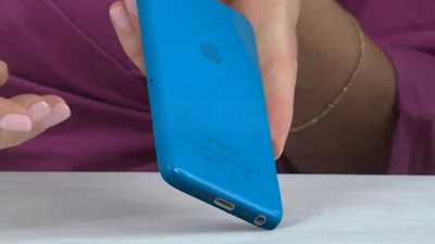 Hoe positioneert Apple de budget iPhone van plastic?
