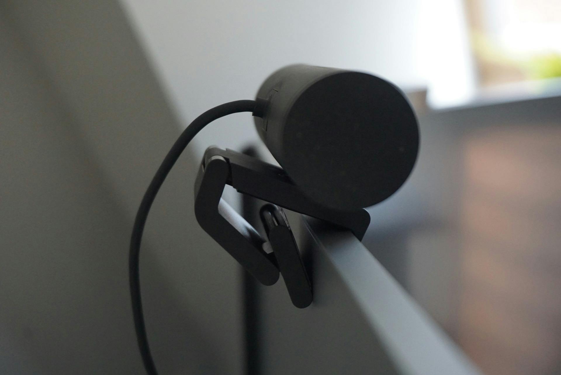 De webcam gemonteerd op een monitor.