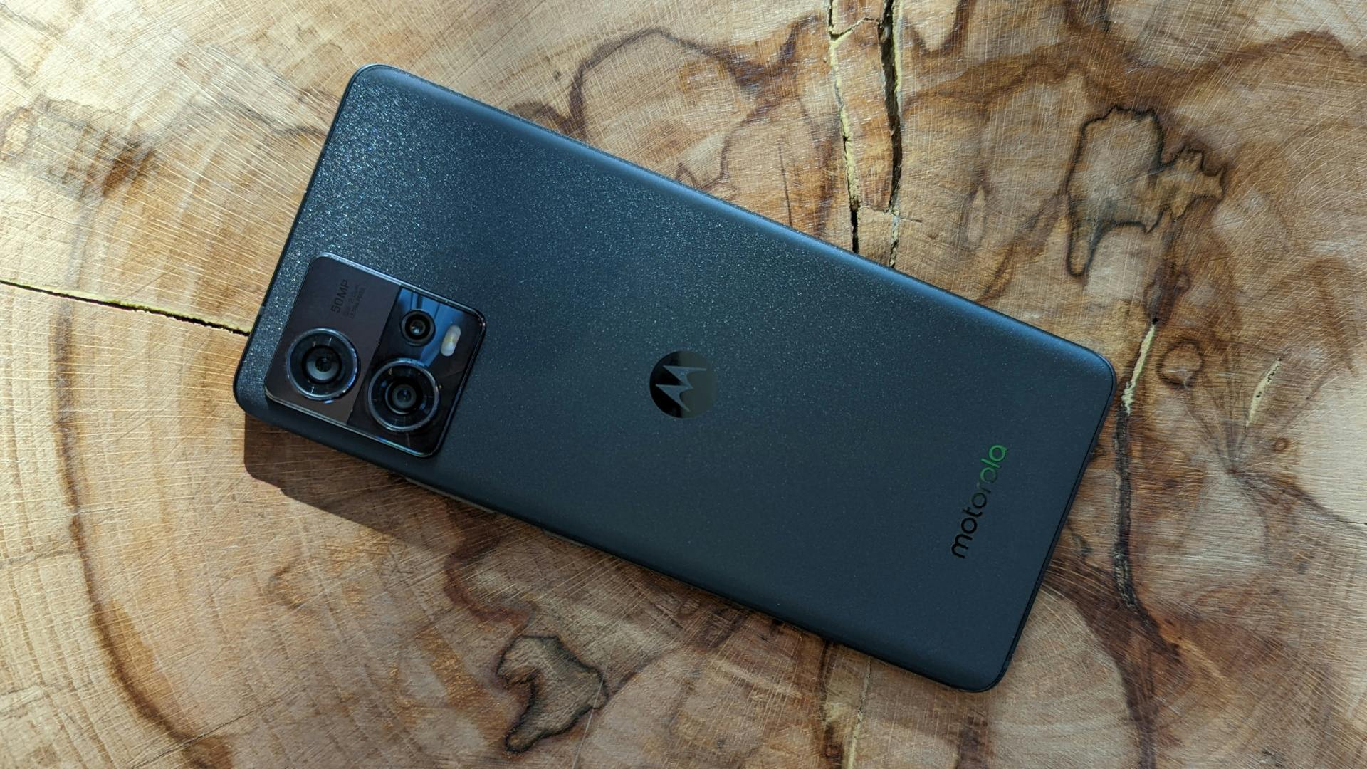 De achterzijde van de Motorola Edge 30 Fusion is wat ruwer, waardoor hij niet uit je handen glijdt.