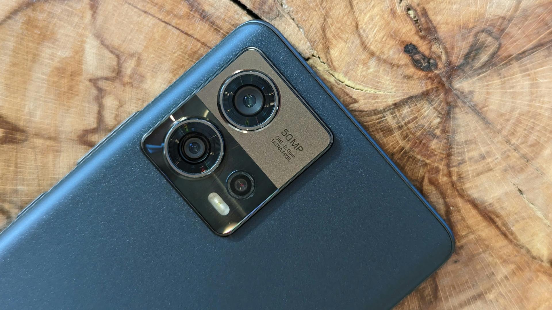 De smartphone heeft drie sensoren aan de achterzijde.