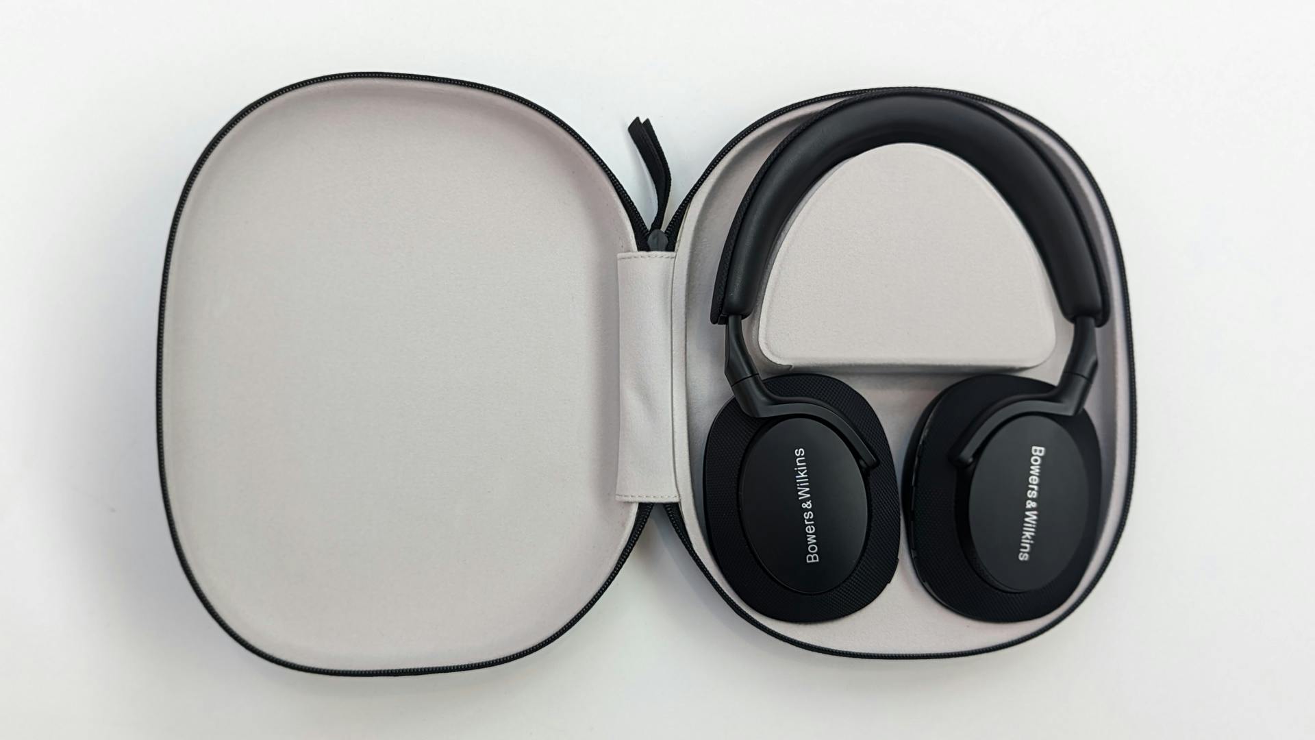 Bij de koptelefoon krijg je een fraaie case.