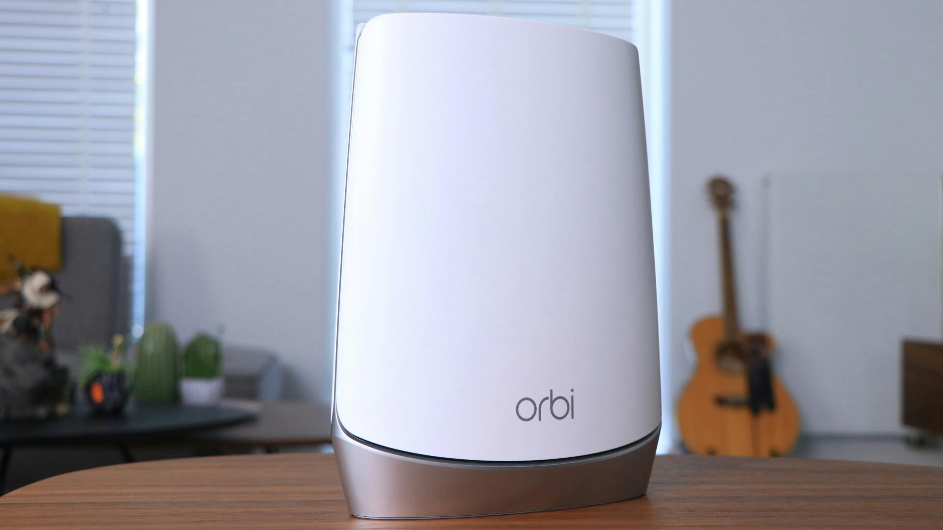 Een node van het Netgear Orbi RBK75x wifi-mesh-systeem.