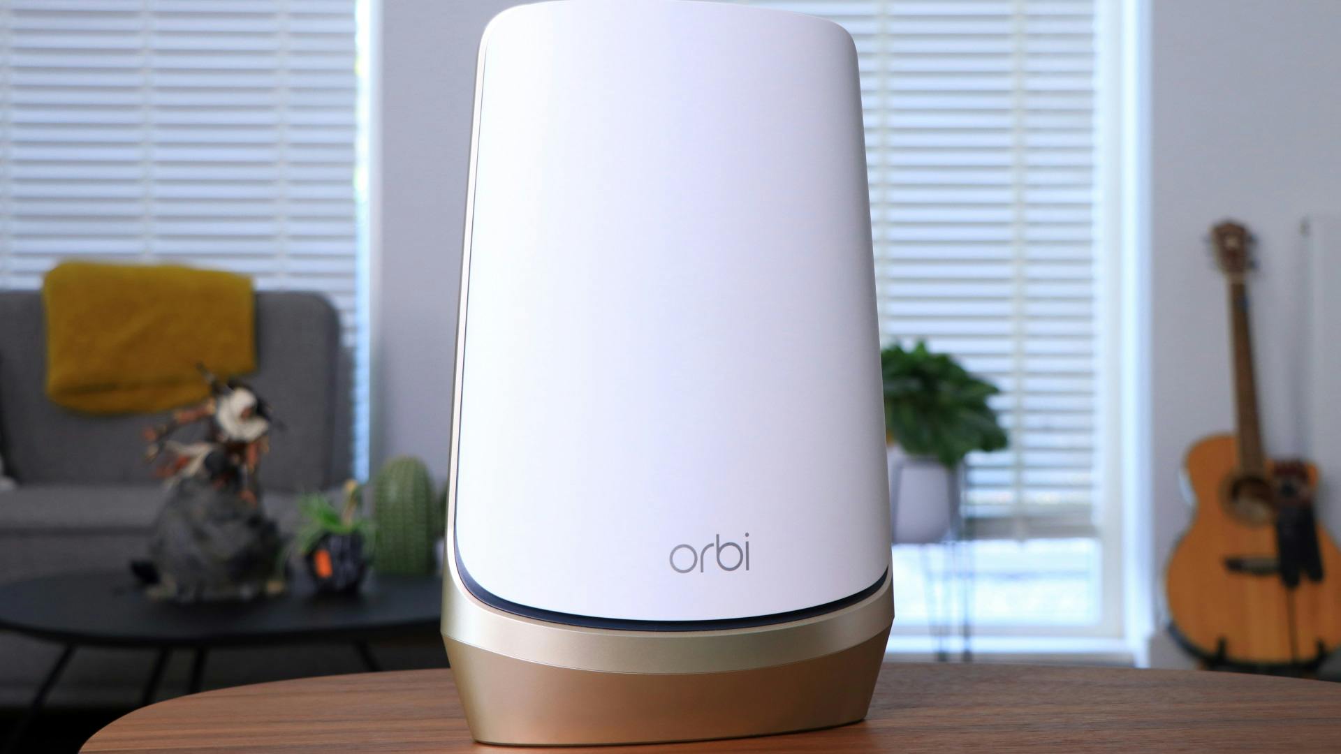 Een node van het Netgear Orbi RBK95x wifi-mesh-systeem.