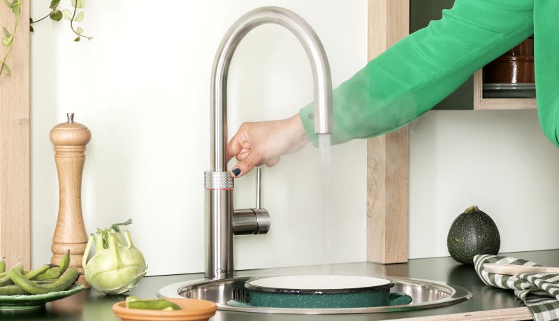 Een Quooker verbruikt jaarlijks bijna 80 euro door water continu op temperatuur te houden.