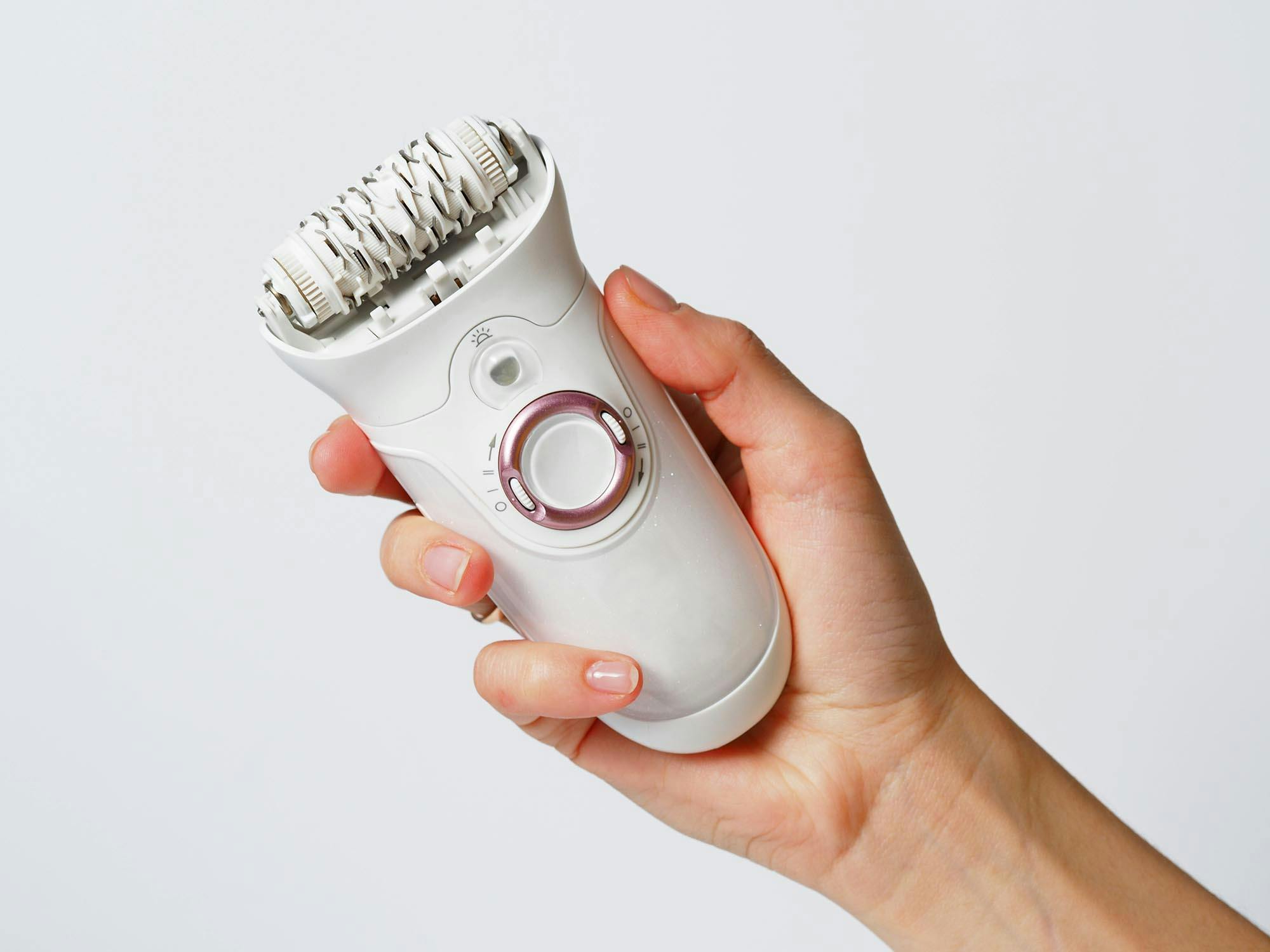 Een epilator trekt de haren met haarzakje en al uit de huid.
