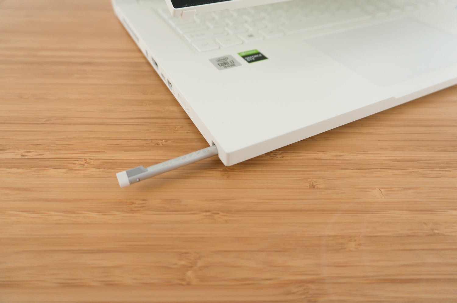 De pen is opgeborgen in de zijkant.