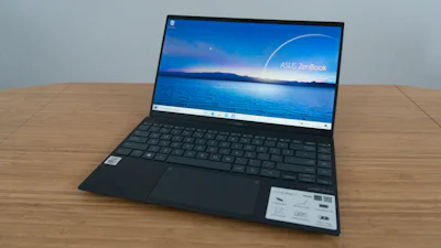ASUS ZenBook UX425JA – Fraai, licht en een goede accuduur