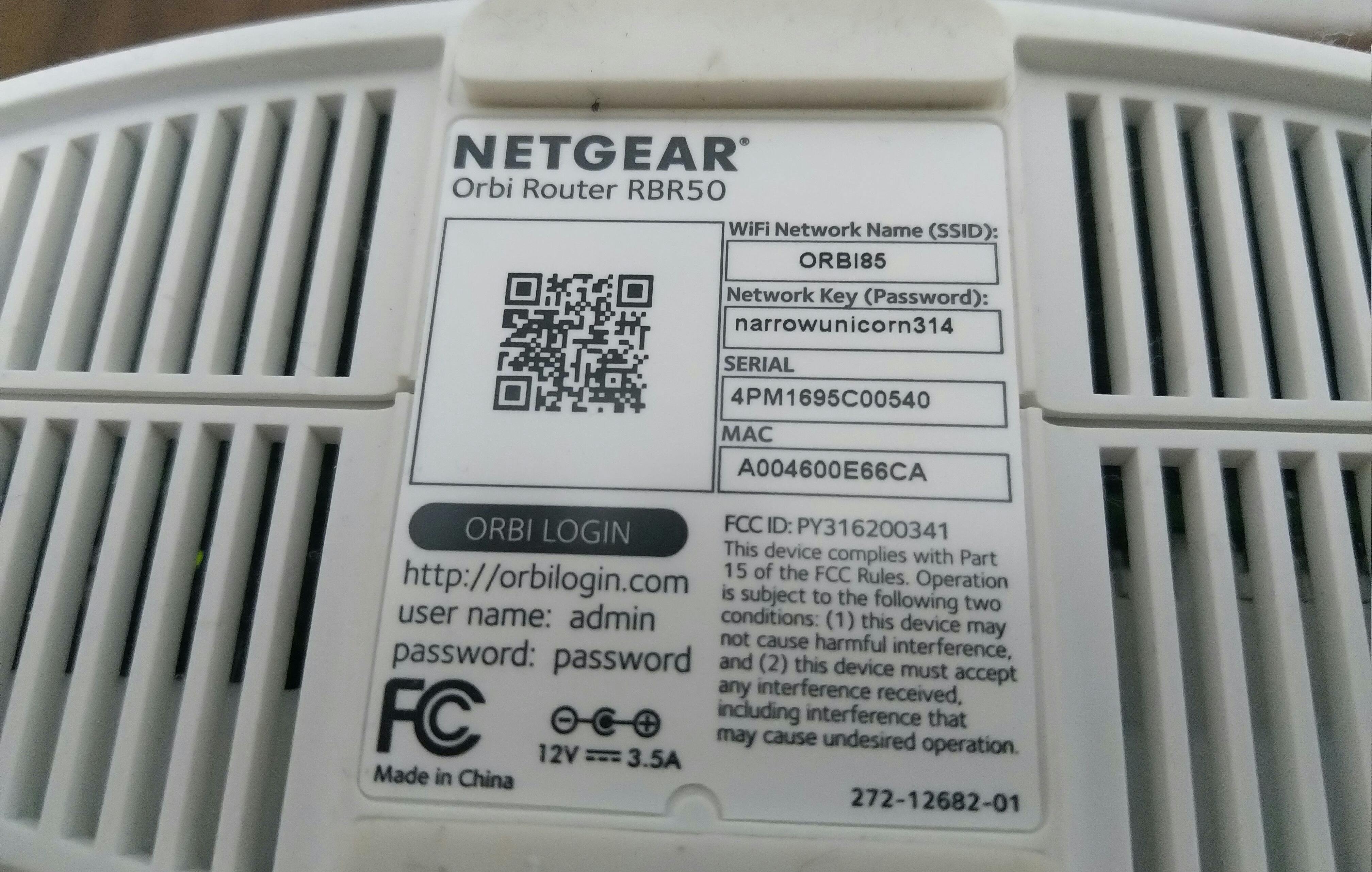 Op netwerkapparatuur zit meestal een sticker met daarop het mac-adres van het apparaat.