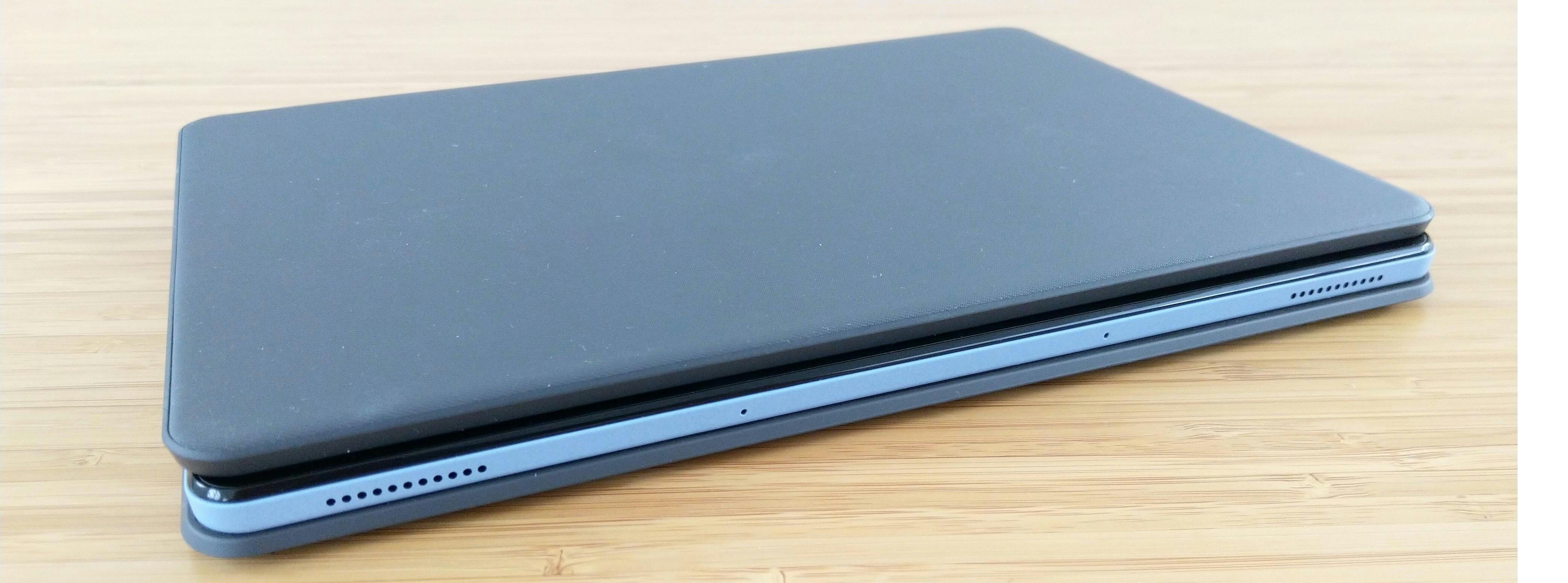 De losse achterkant en het losse toetenbord maken van de IdeaPad Duet een enigzins dikke sandwich.