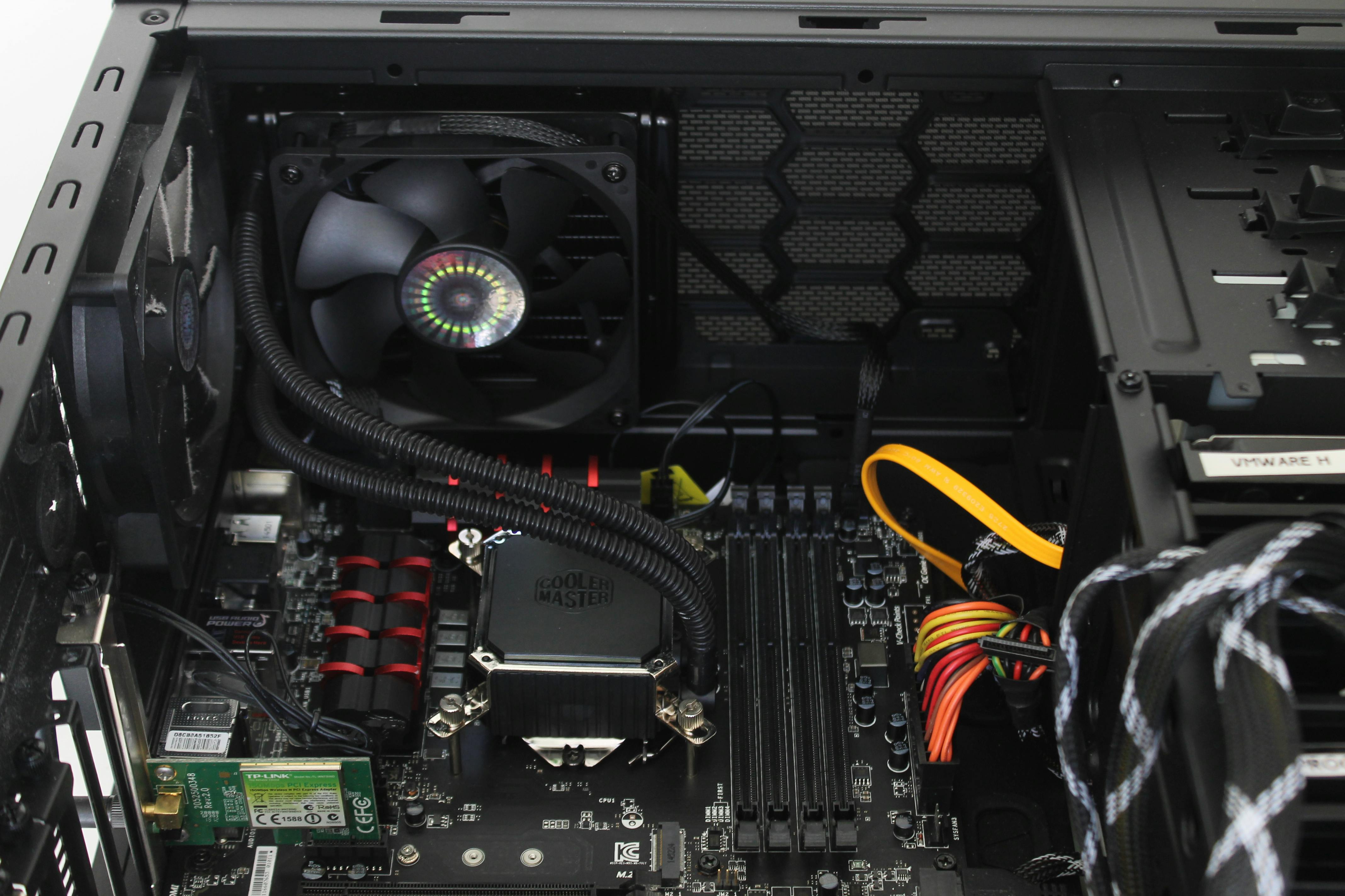 De koeling van je pc blaast warme lucht de werkruimte in.