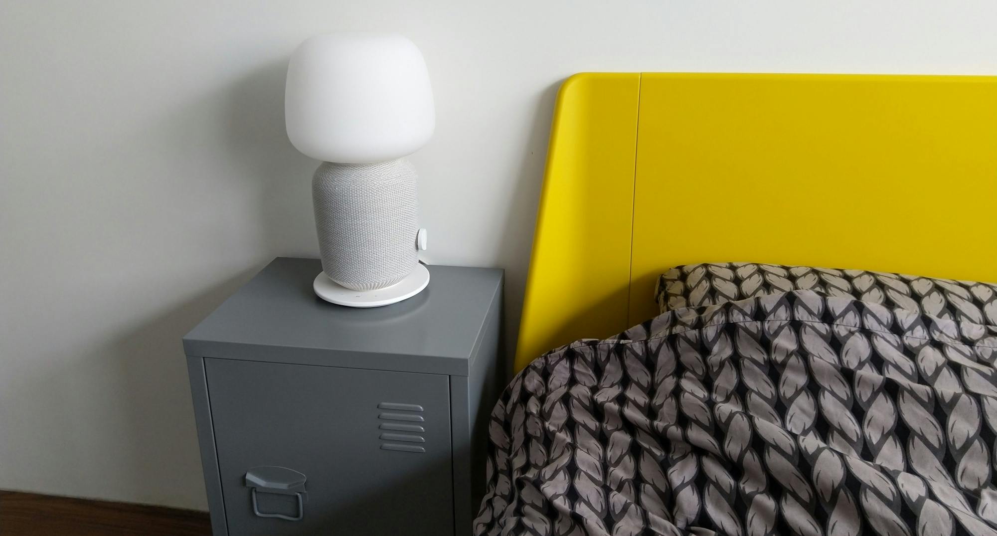 De SYMFONISK Tafellamp is vrij groot.