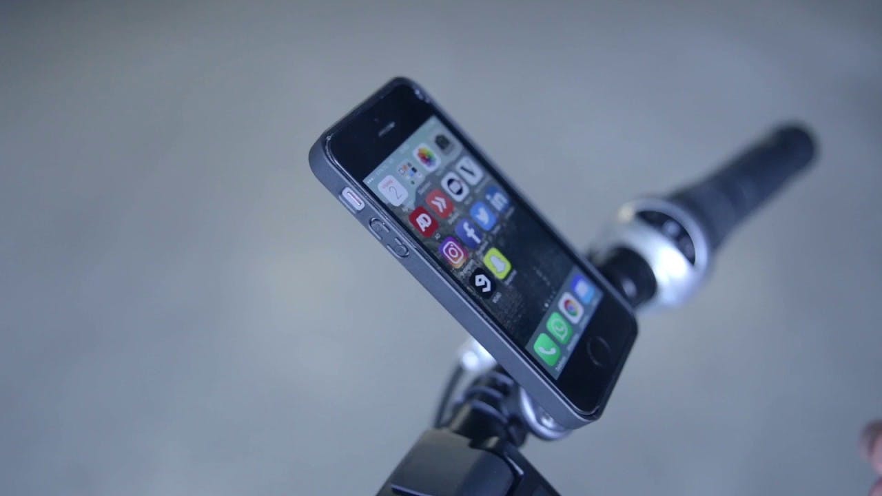 Tip 08 Het laden van een mobieltje op je fiets gaat niet snel. Maar je zorgt er in elk geval voor dat ‘ie niet leeg loopt.