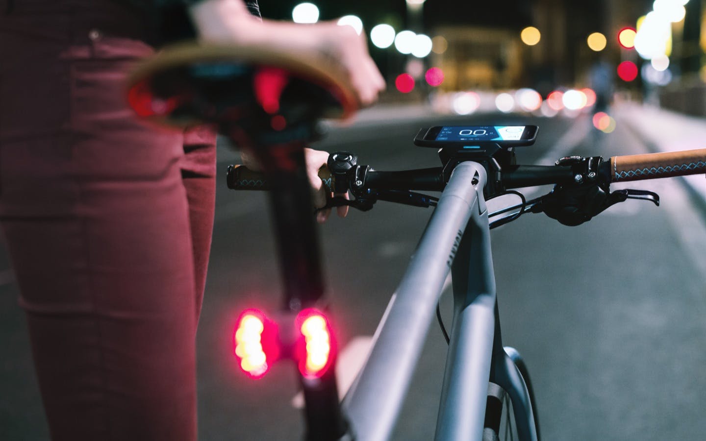 Tip 09 Cobi is een gelikt systeem dat alle functies – navigatie, alarm en licht – integreert.