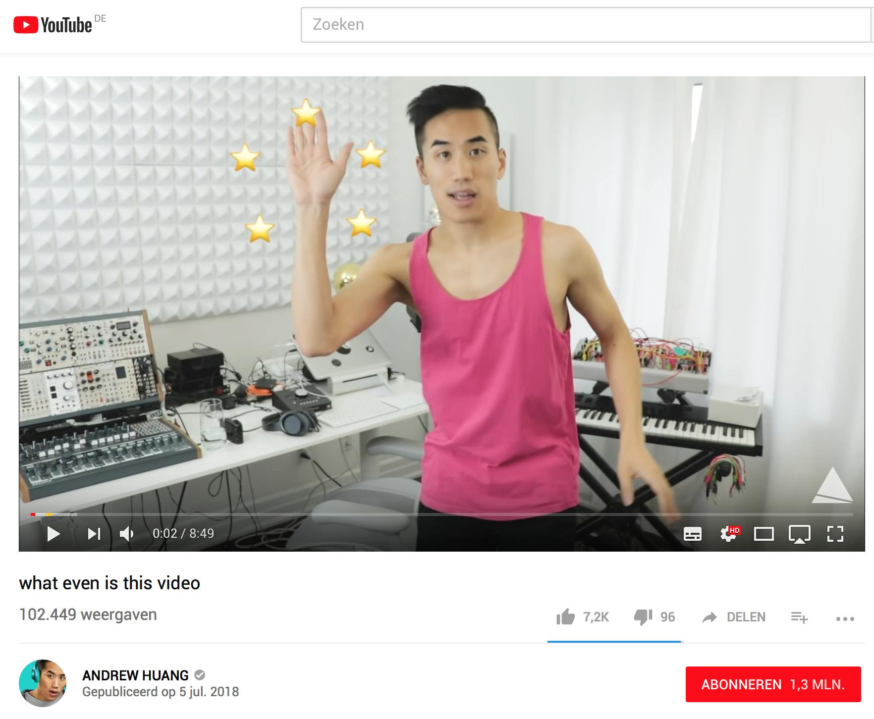 YouTube-ster Andrew Huang geeft een virtuele high-five in de video, hier heb je een perfect getimed geluidseffect voor nodig.