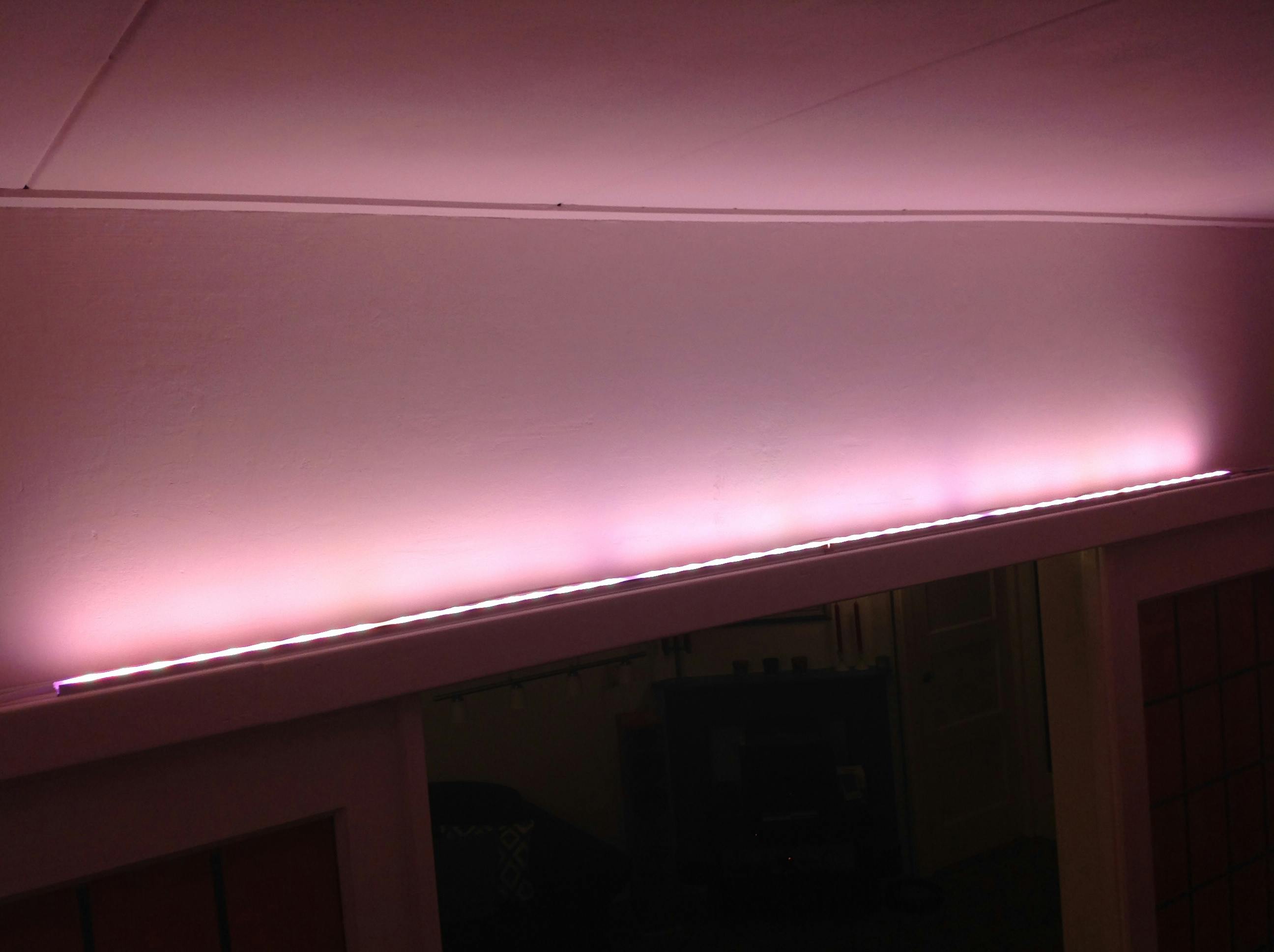 Met aluminiumprofielen is de ledstrip in het zicht te plaatsen.