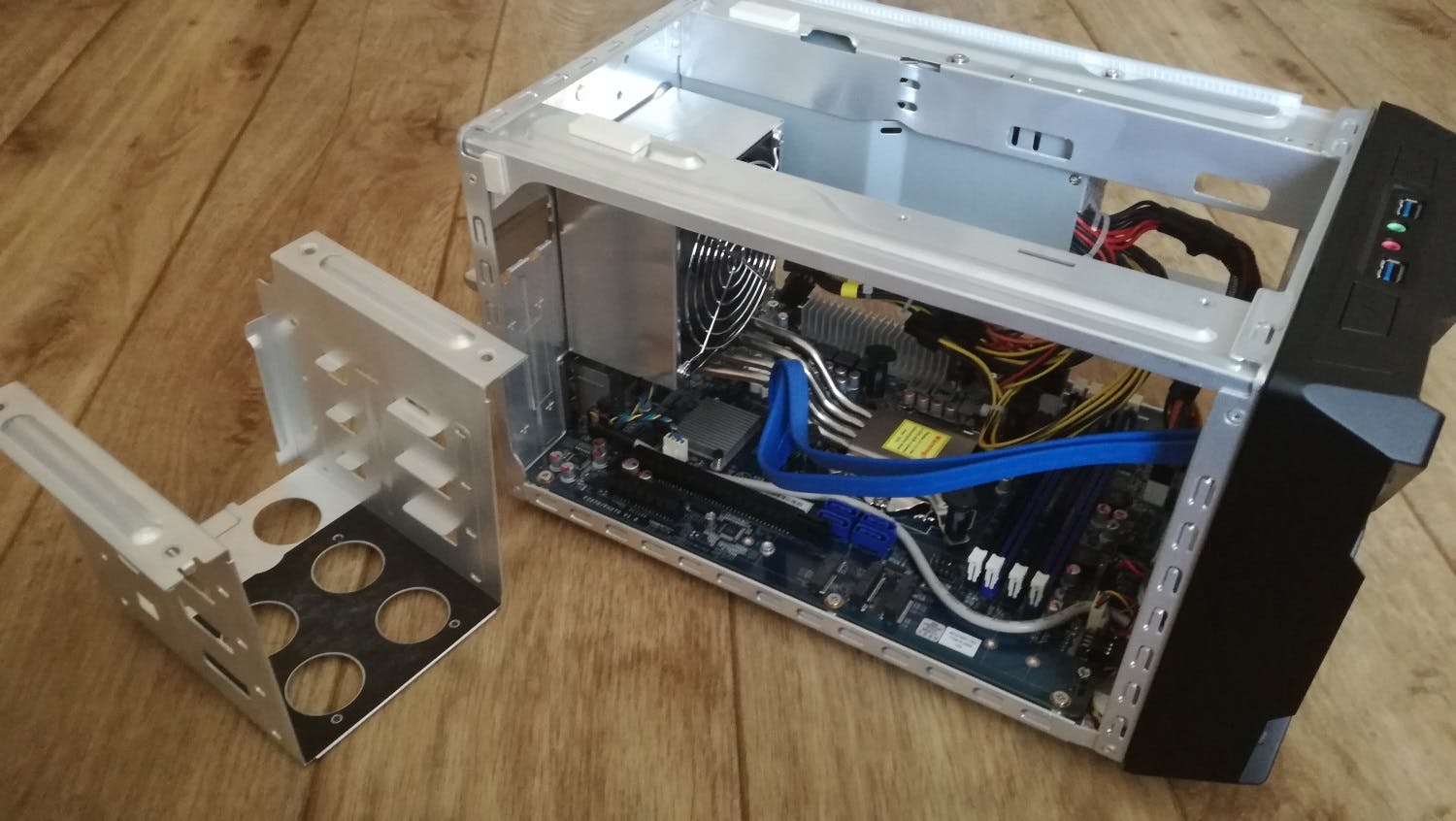 In de compacte behuizing is toch plek voor een flinke grafische kaart.