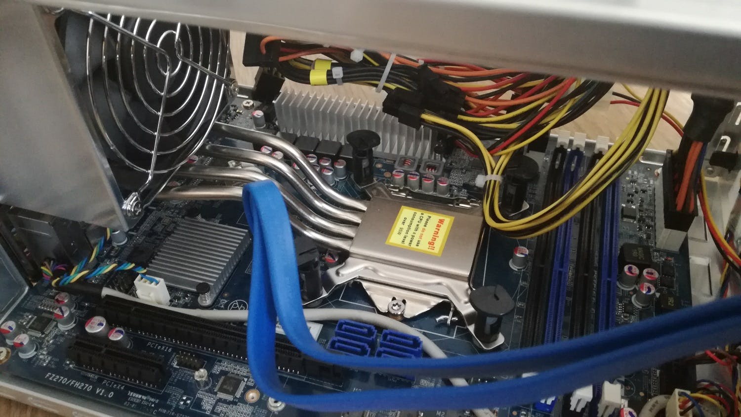 De processorkoeler is geïntegreerd in de behuizing.