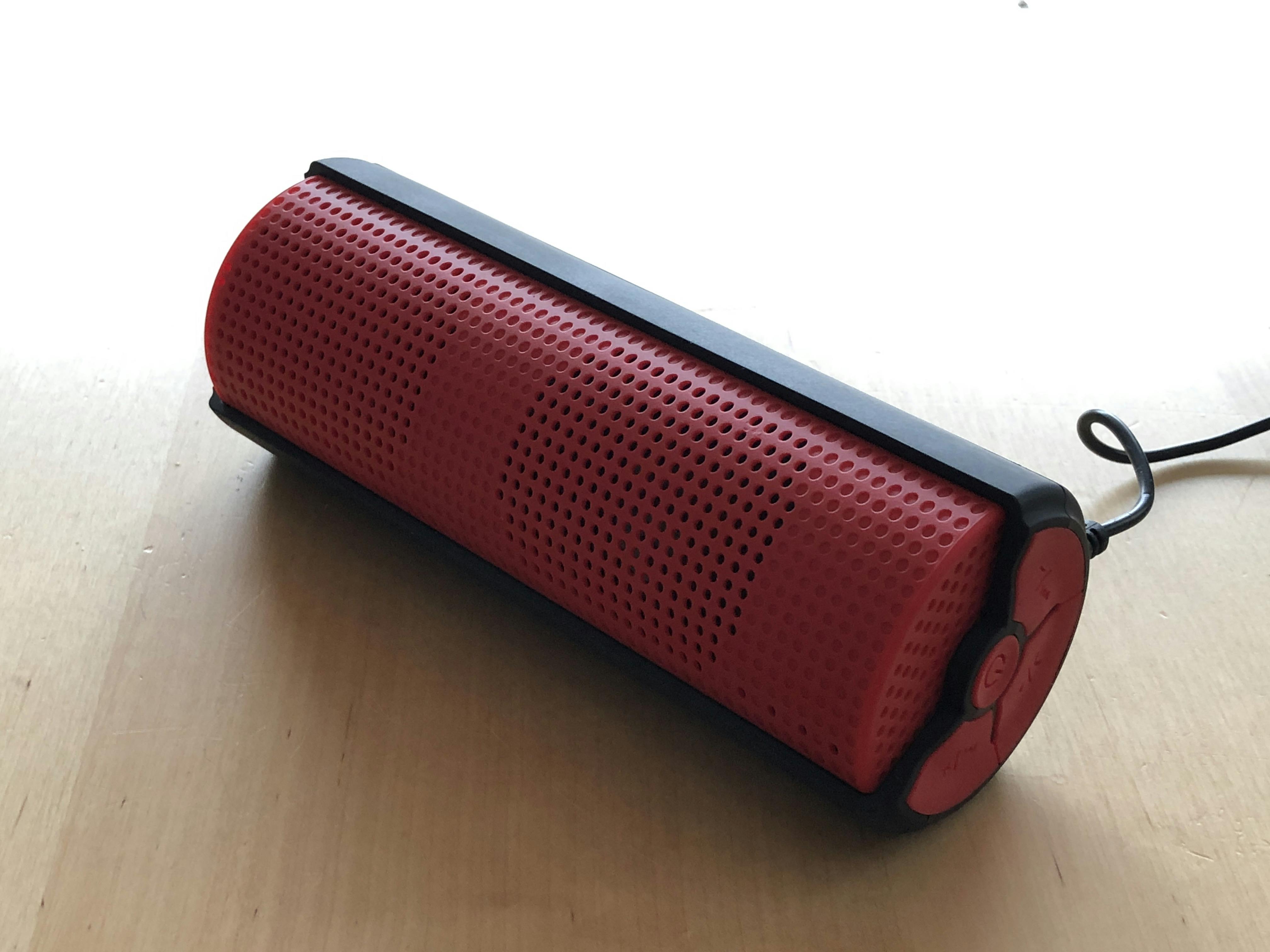 02 Een goedkope bluetooth-luidspreker van de Action maakt de hardware-set af.