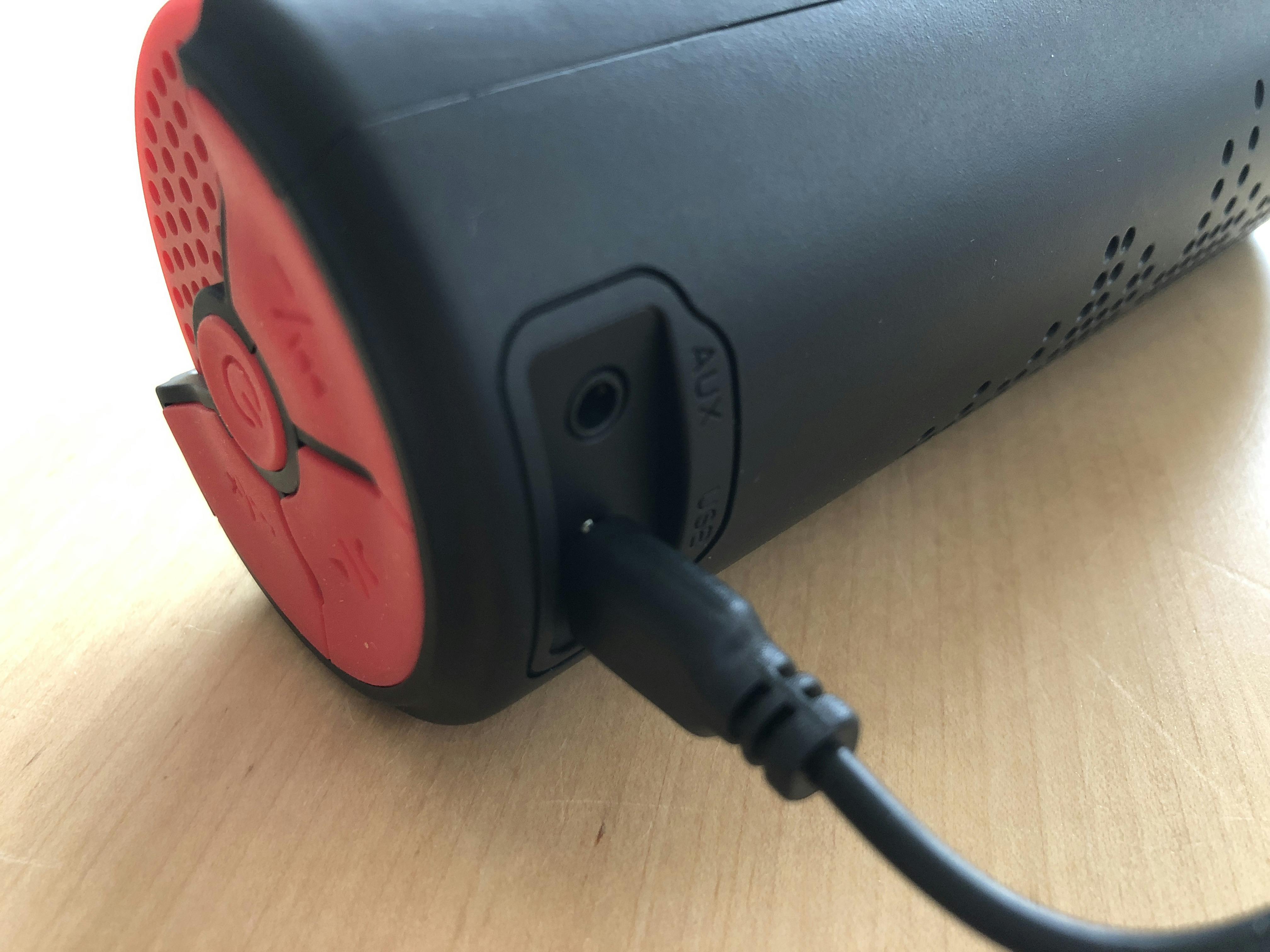 Wij kozen voor een luidspreker die constant aan de stroom hangt voor z’n energievoorziening.