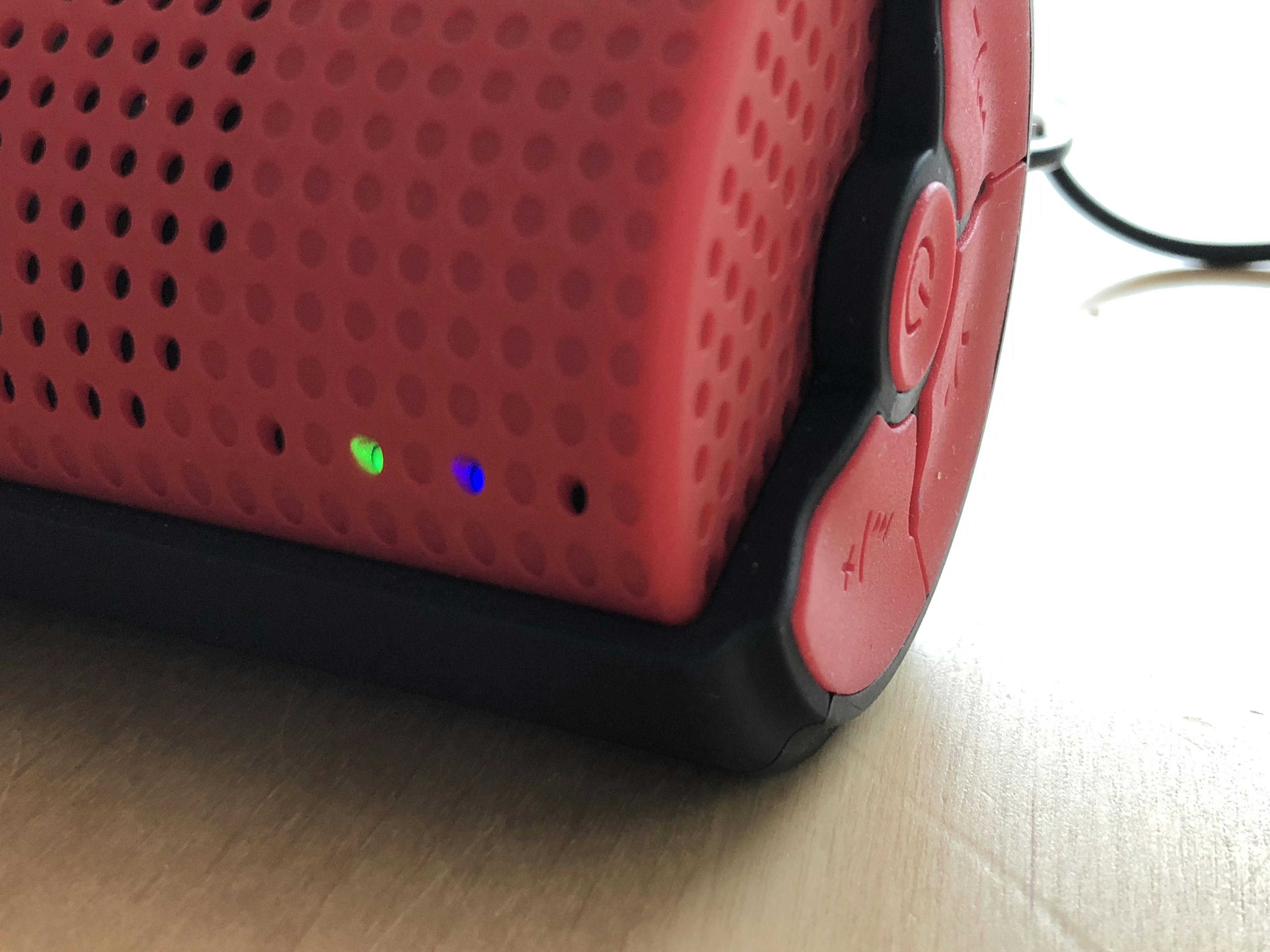 06 Laad je luidspreker eerst helemaal op voordat je hem koppelt.