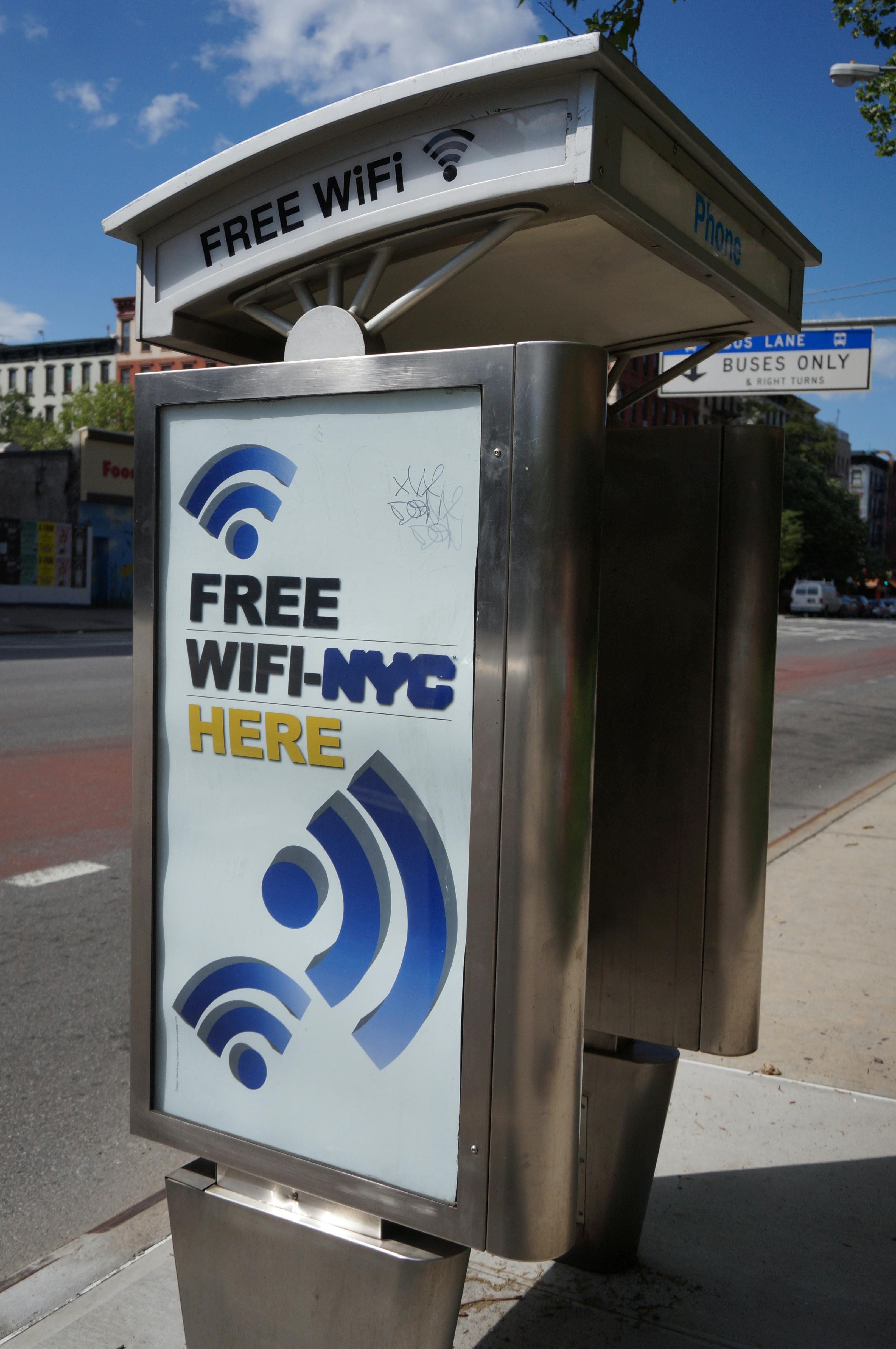 11 In New York zijn onder andere oude telefooncellen omgebouwd tot wifi-hotspot.