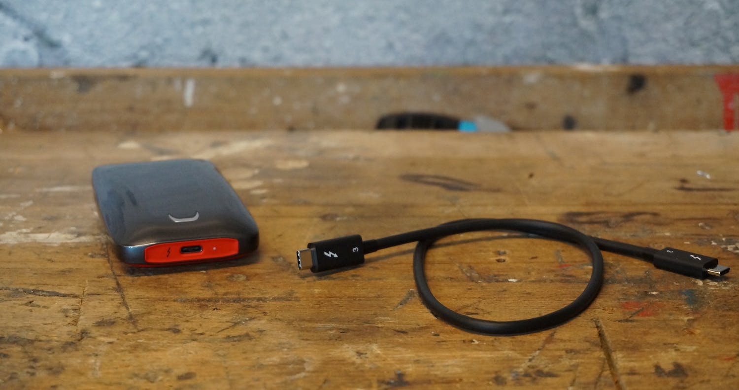 In de verpakking vind je de ssd en een Thunderbolt 3-kabel.