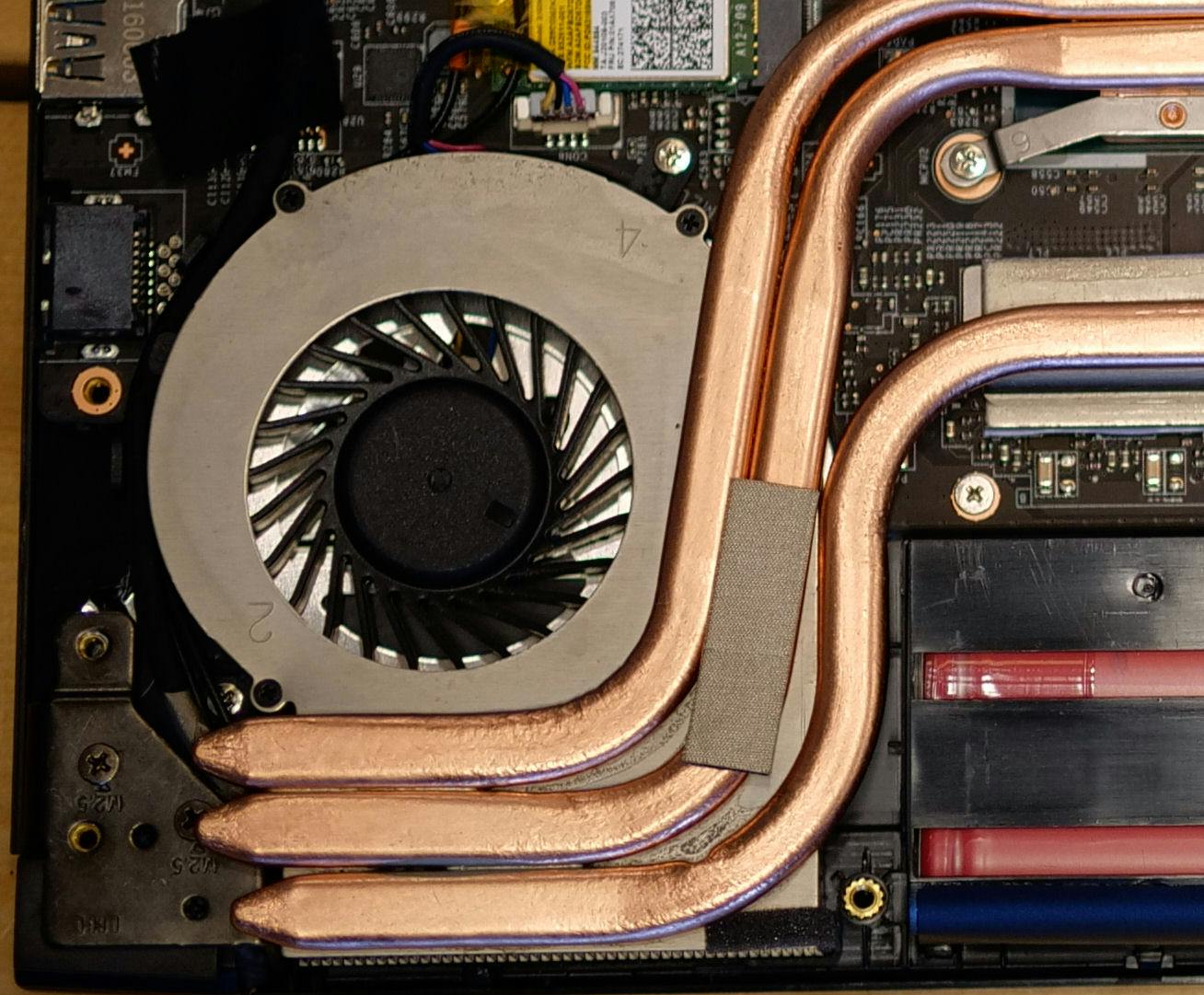 Tip 01 Met een wattenstaafje of kwastje kun je eenvoudig stofresten verwijderen van een ventilator.