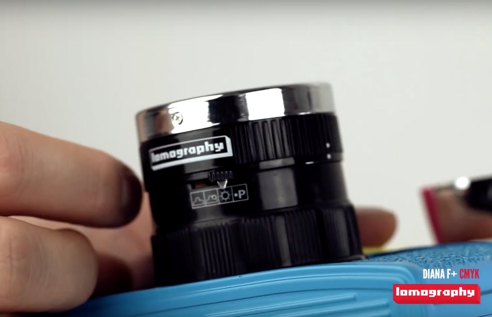Op de Diana F+ vind je aan de onderkant van de lens een instelling voor de aperture: sunny, cloudy en very cloudy.