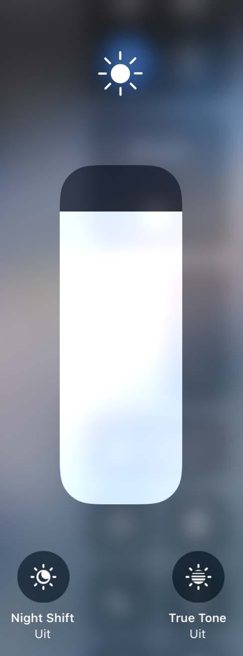 Night Shift is (tijdelijk) uit of aan te zetten met de knop linksonder de helderheidsregelaar