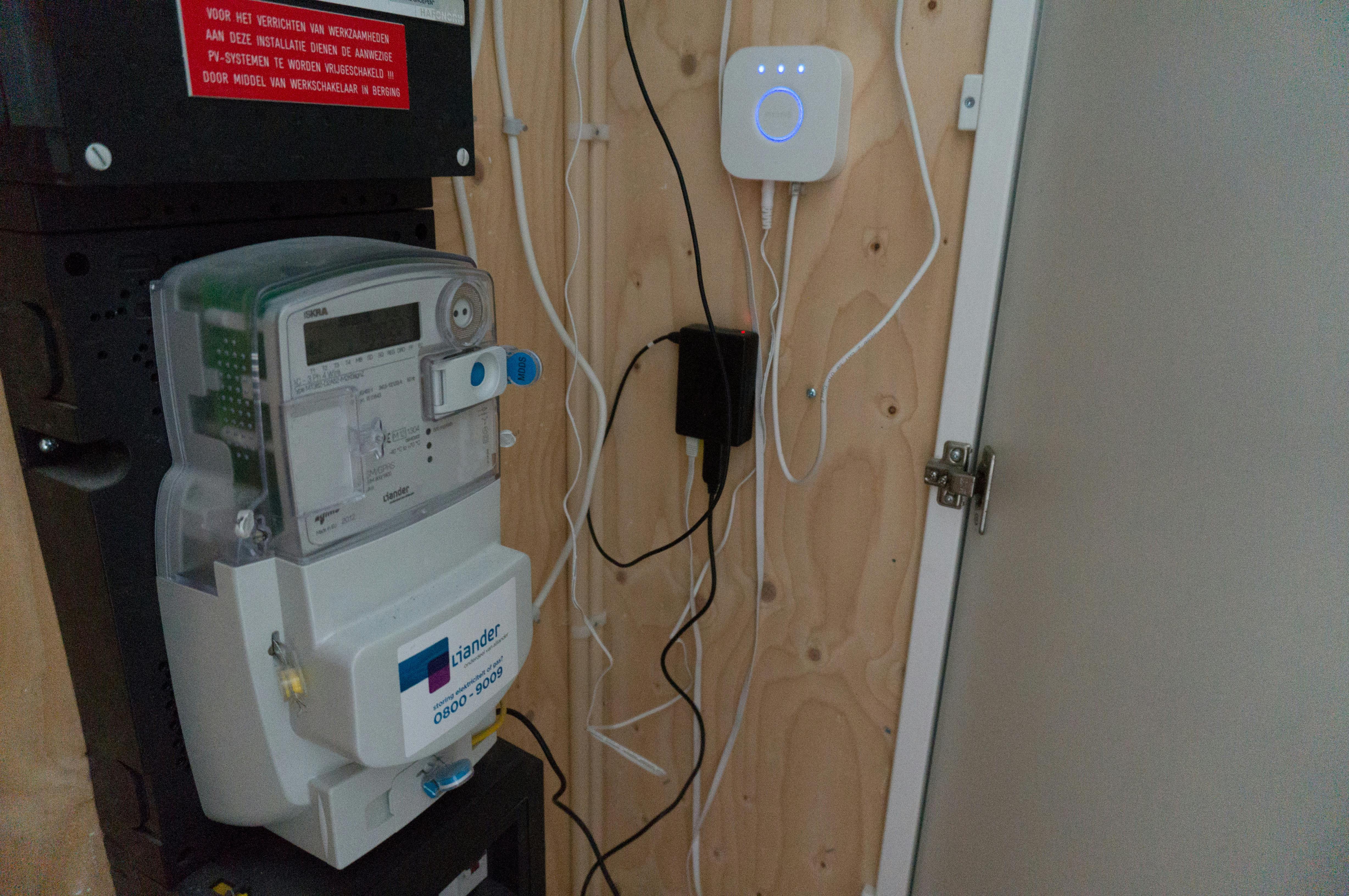 De Raspberry Pi 2B met daarop Domoticz hangt in de meterkast en is verbonden met de P1-poort van de slimme meter. De Philips Hue Bridge hangt ook in de meterkast.