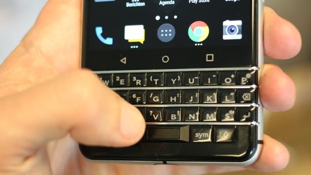 De spatiebalk is tevens de vingerafdrukscanner.