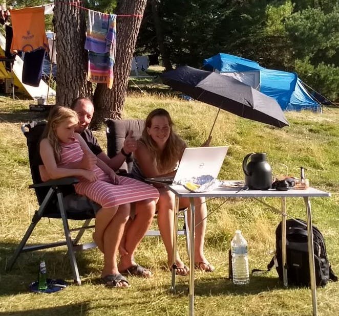 Samen met mijn dochter en nichtje live meeleven met de leeuwinnen, een paraplu tegen de zonnestralen.