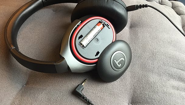 Als de batterij leeg is, is de Mute een gewone koptelefoon.