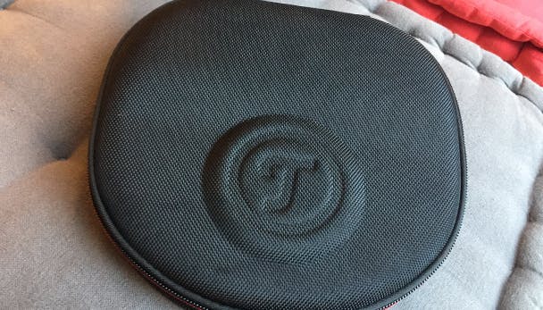 De case voelt stevig aan en beschermt de Mute volledig.